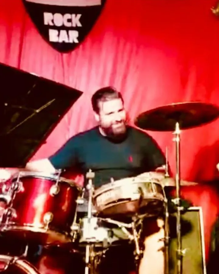 Juliano Staudt, baterista e backing vocal da OABoys, tocando bateria