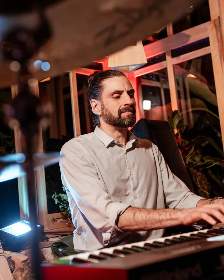 Luiz Fernando Silveira, tecladista da OABoys, tocando teclado